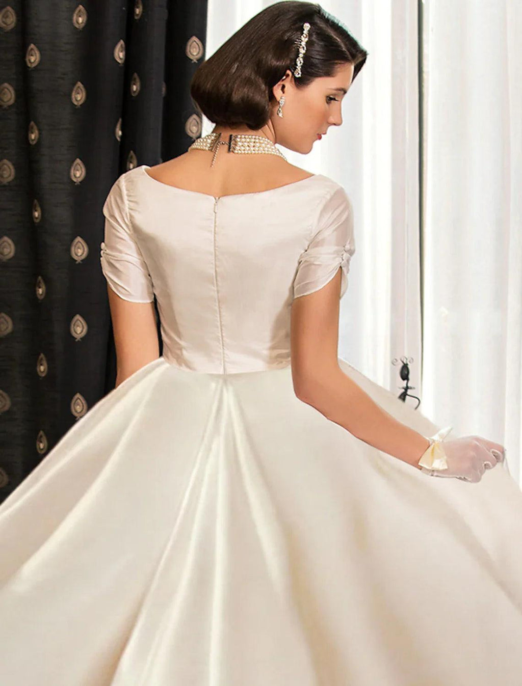 Verlobungs-Hochzeitskleider für den Herbst, Ballkleid, V-Ausschnitt, kurze Ärmel, Hofschleppe, Satin-Brautkleider mit gerüschter Volltonfarbe