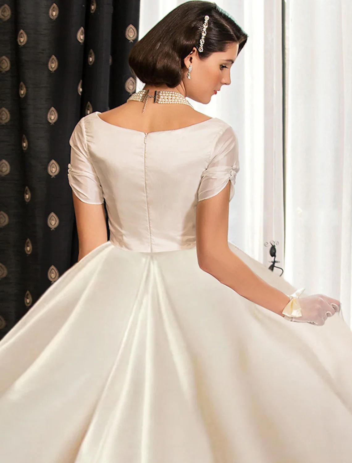 Verlobungs-Hochzeitskleider für den Herbst, Ballkleid, V-Ausschnitt, kurze Ärmel, Hofschleppe, Satin-Brautkleider mit gerüschter Volltonfarbe