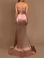 Meerjungfrauenkleid Abendkleid High Split Kleid Neckholder Weihnachten Rot Grün Kleid Hochzeit Sweep / Brush Train Ärmelloses Brautjungfernkleid Satin mit Falten