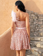 Etui-/Säulen-Kleid für den Heimkehrer, funkelndes und glänzendes Kleid für Cocktailpartys, Geburtstage, kurz/mini, ärmellos, ein Schulterträger, rosa Kleid mit Pailletten und Federpailletten