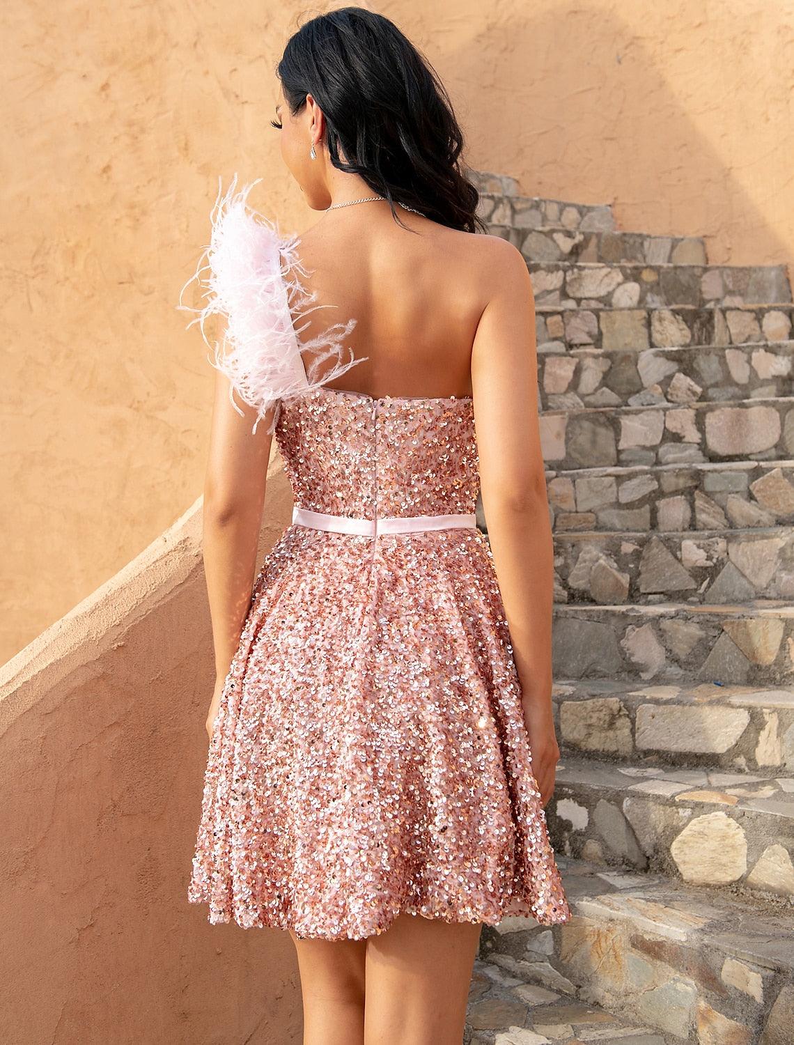Etui-/Säulen-Kleid für den Heimkehrer, funkelndes und glänzendes Kleid für Cocktailpartys, Geburtstage, kurz/mini, ärmellos, ein Schulterträger, rosa Kleid mit Pailletten und Federpailletten