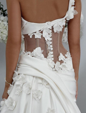 Verlobungs-Brautkleider mit offenem Rücken, Etui-Linie, ein Schulterträger, ärmellos, Sweep/Pinselzug, Satin-Brautkleider mit gerüschter Blume