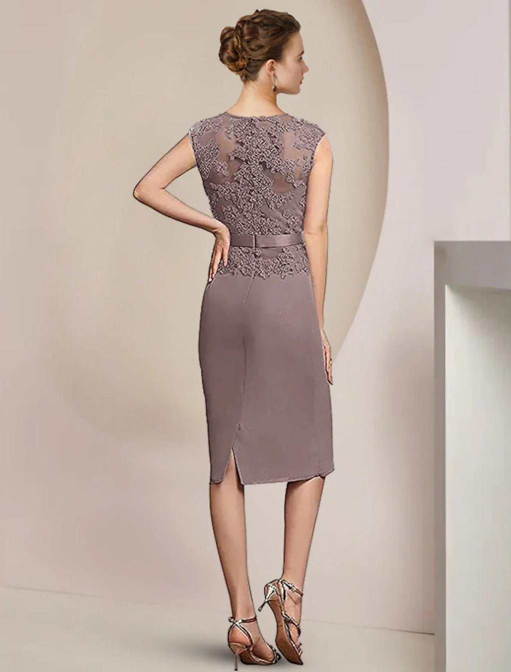 Zweiteiliges Etuikleid/Säulenkleid für die Mutter der Braut, formelle Hochzeitsgäste, elegant, V-Ausschnitt, knielang, Chiffon, Spitze, ärmellose Jacke, Kleider mit Applikationen, Kristallbrosche