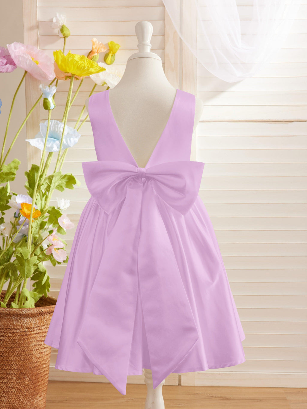 Elegante vestido de niña de las flores de satén con escote en V, corte A y lazo hasta la rodilla 