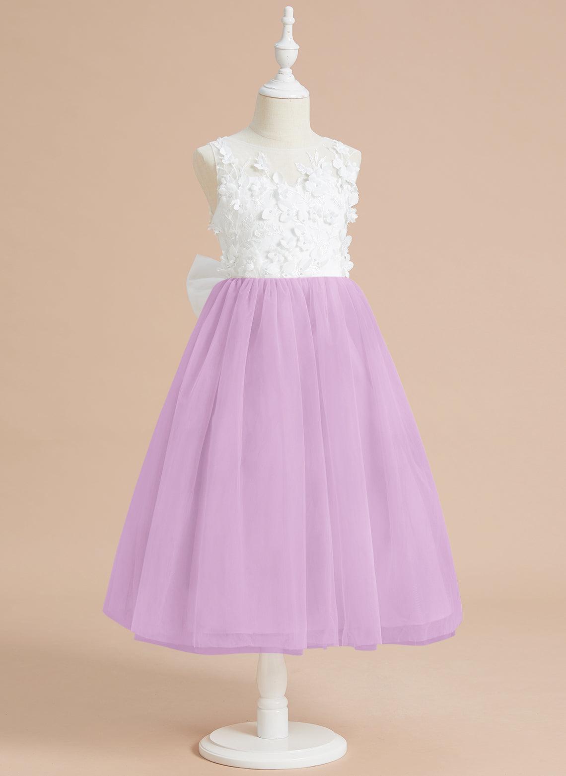 Wadenlanges Kleid aus floraler Spitze mit großer Schleife 