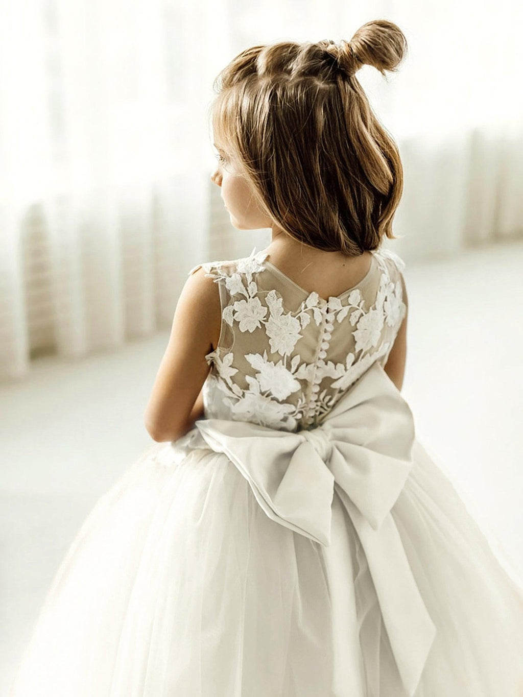 Langes Ballkleid aus Tüllspitze, ärmellos, Blumenmädchenkleid mit Schleife