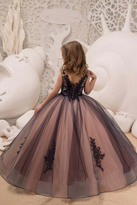Langes Ballkleid mit V-Ausschnitt und ärmellosem Blumenmädchenkleid