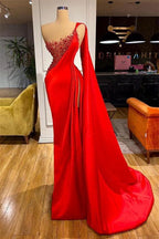 Luxuriöses, einzigartiges, rotes, ärmelloses Abendkleid im Meerjungfrauen-Stil mit Schlitz
