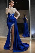 Luxus Neckholder Royalblau Satin Meerjungfrau Abend Maxikleid Lange Ärmel Kristalle Gold Applikationen Partykleid