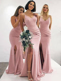 Vestidos de dama de honor con corte tubo/columna, escote en V fruncido, sin mangas y cola larga
