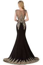 Vestido de noche de gasa con cola de sirena y apliques