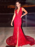 Vestidos de tul con apliques de sirena/trompeta, escote en V, sin mangas y cola larga