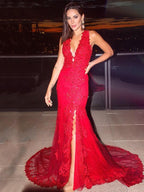 Vestidos de tul con apliques de sirena/trompeta, escote en V, sin mangas y cola larga