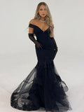 Vestidos de tul con volantes, hombros descubiertos, sin mangas y cola larga, corte trompeta/sirena
