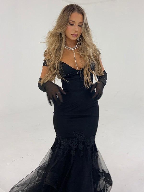 Vestidos de tul con volantes, hombros descubiertos, sin mangas y cola larga, corte trompeta/sirena