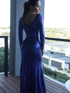 Vestidos con escote tubo, lentejuelas, volantes, escote barco, mangas largas y cola larga