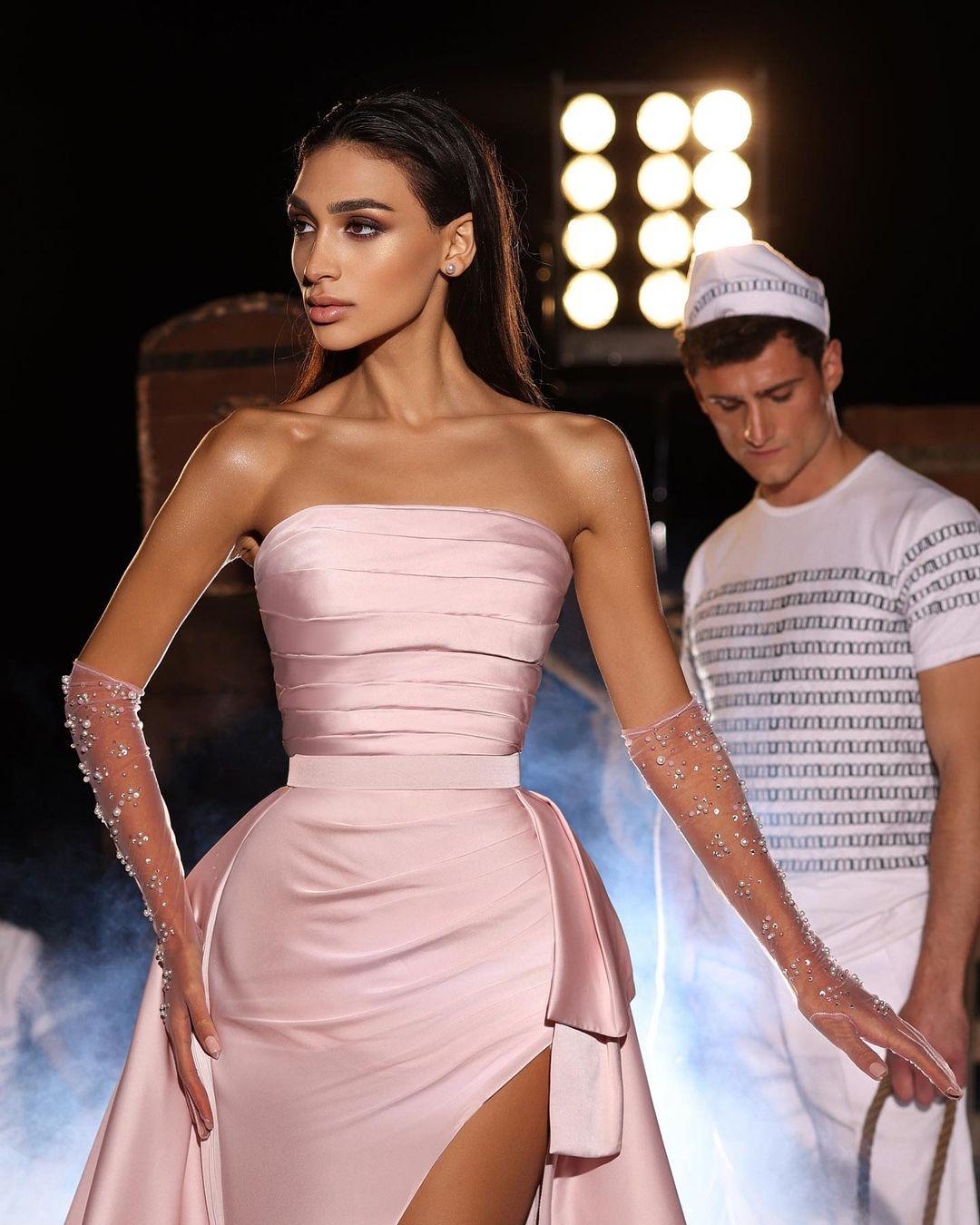 Modernes langes rosa A-Linien-Ballkleid aus ärmellosem Satin mit Schlitz