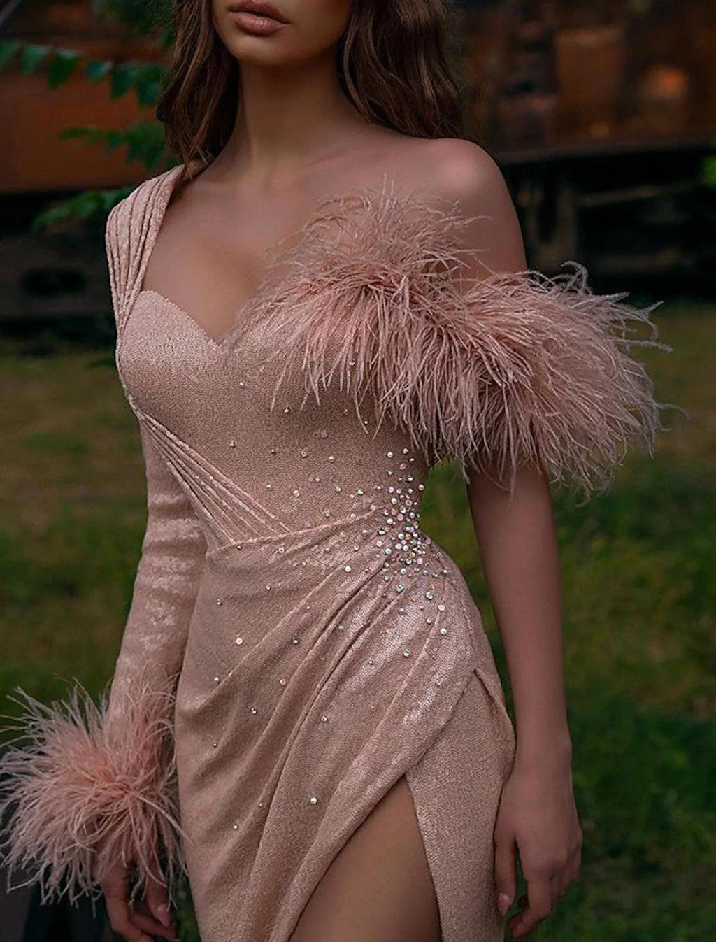 Meerjungfrau/Trompete Abendkleid Maxikleid Hochzeitsgast Hochzeitsfeier Sweep/Pinsel Schleppe Langarm Ein Schulter Satin mit Feder Kristallen