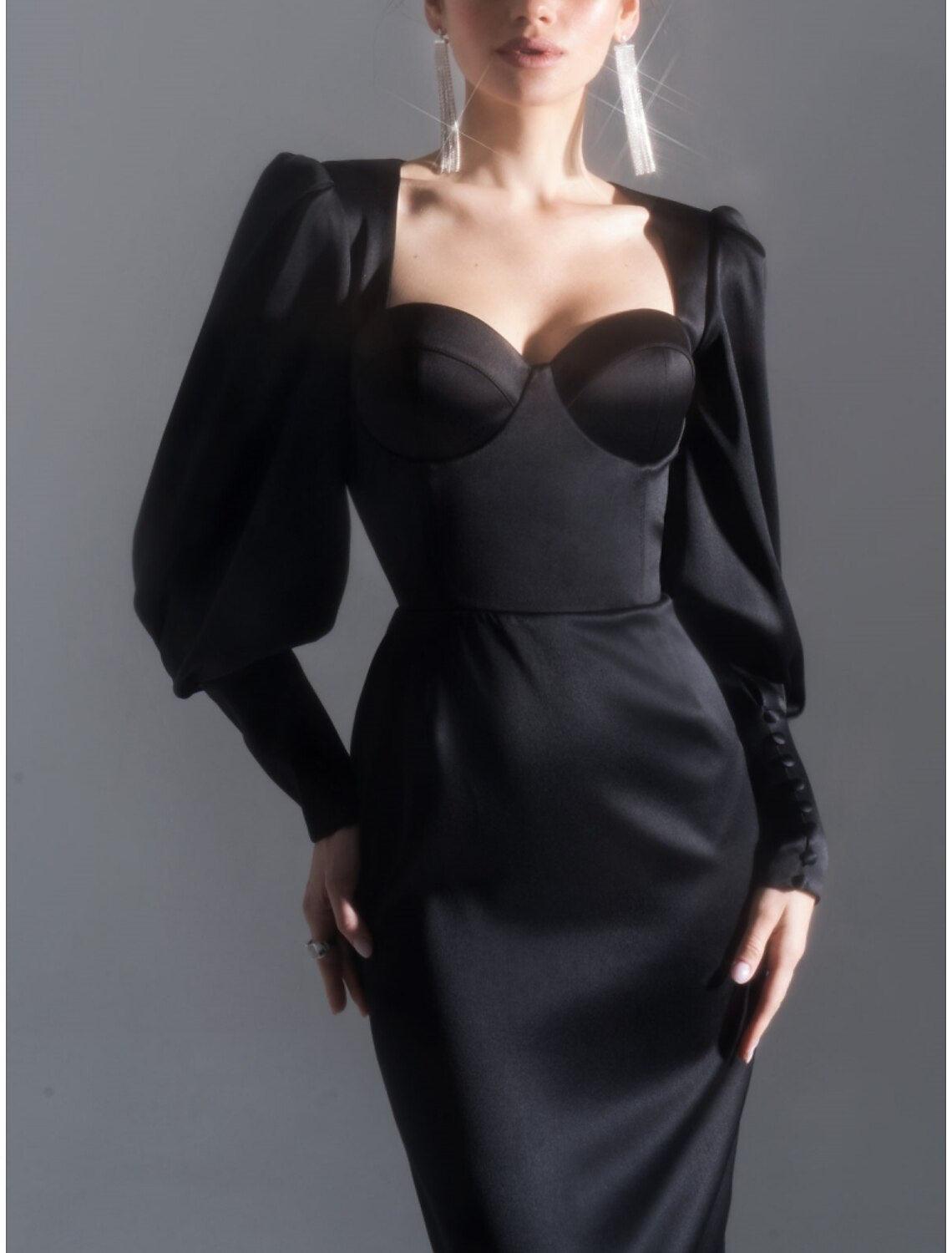 Vestido de noche negro con corte tubo, elegante, formal, largo hasta la rodilla, manga larga, escote corazón, satén con abertura fruncida.