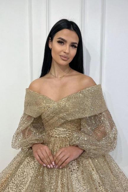 Vestido de fiesta dorado con lentejuelas, hombros descubiertos y mangas largas, corte A y estampado de obsesión