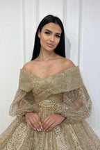 Vestido de fiesta dorado con lentejuelas, hombros descubiertos y mangas largas, corte A y estampado de obsesión