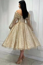 Vestido de fiesta dorado con lentejuelas, hombros descubiertos y mangas largas, corte A y estampado de obsesión