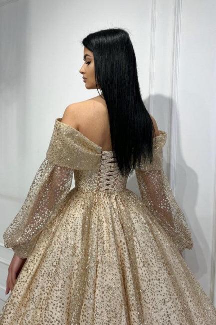 Vestido de fiesta dorado con lentejuelas, hombros descubiertos y mangas largas, corte A y estampado de obsesión