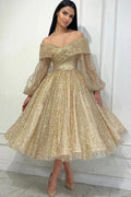 Vestido de fiesta dorado con lentejuelas, hombros descubiertos y mangas largas, corte A y estampado de obsesión