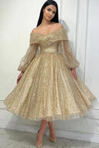 Vestido de fiesta dorado con lentejuelas, hombros descubiertos y mangas largas, corte A y estampado de obsesión