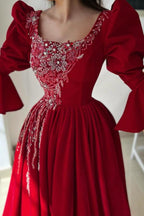 Vestido de fiesta largo rojo con escote cuadrado, encaje y mangas largas