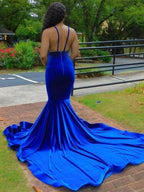 Vestido de corte sirena/trompeta con apliques de satén elástico, escote en V, sin mangas y cola de corte