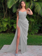 Vestidos de organza con tirantes finos fruncidos, sin mangas y con cola larga