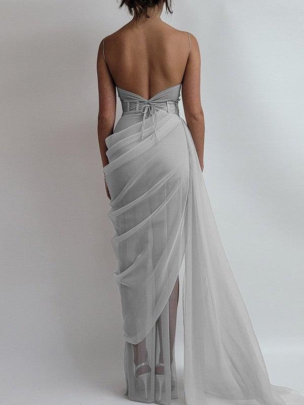 Vestidos de organza con tirantes finos fruncidos, sin mangas y con cola larga
