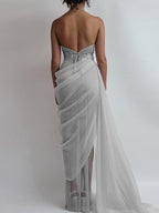 Vestidos de organza con tirantes finos fruncidos, sin mangas y con cola larga