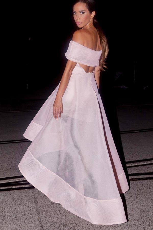 Vestido de fiesta de organza con hombros descubiertos, mangas largas y bajo bajo