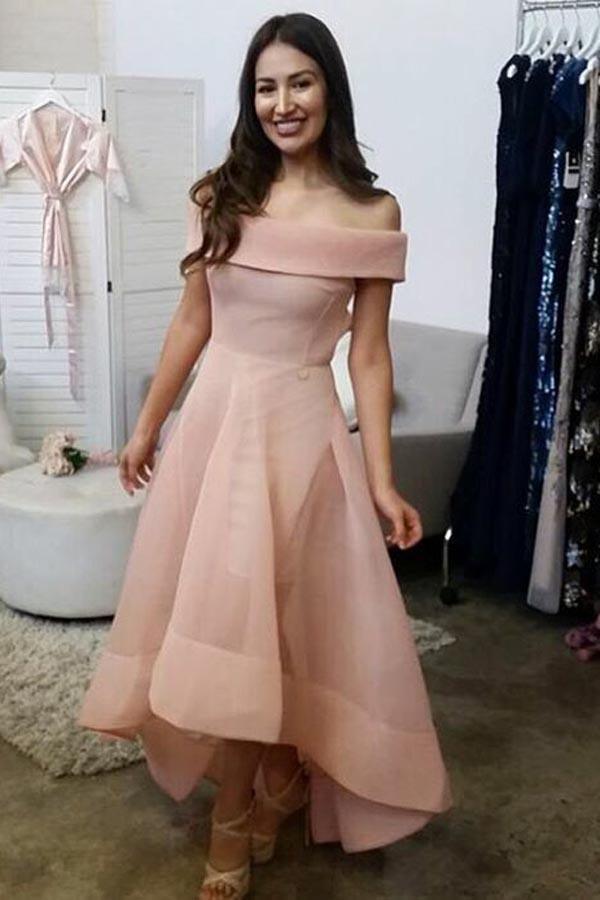 Vestido de fiesta de organza con hombros descubiertos, mangas largas y bajo bajo
