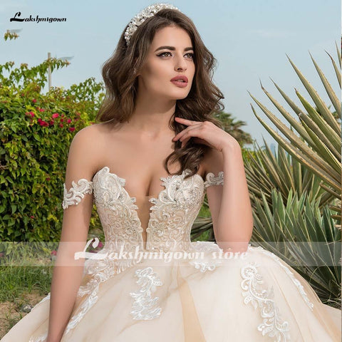 Vestidos de novia de encaje con hombros descubiertos y apliques de cuentas de NumberSea