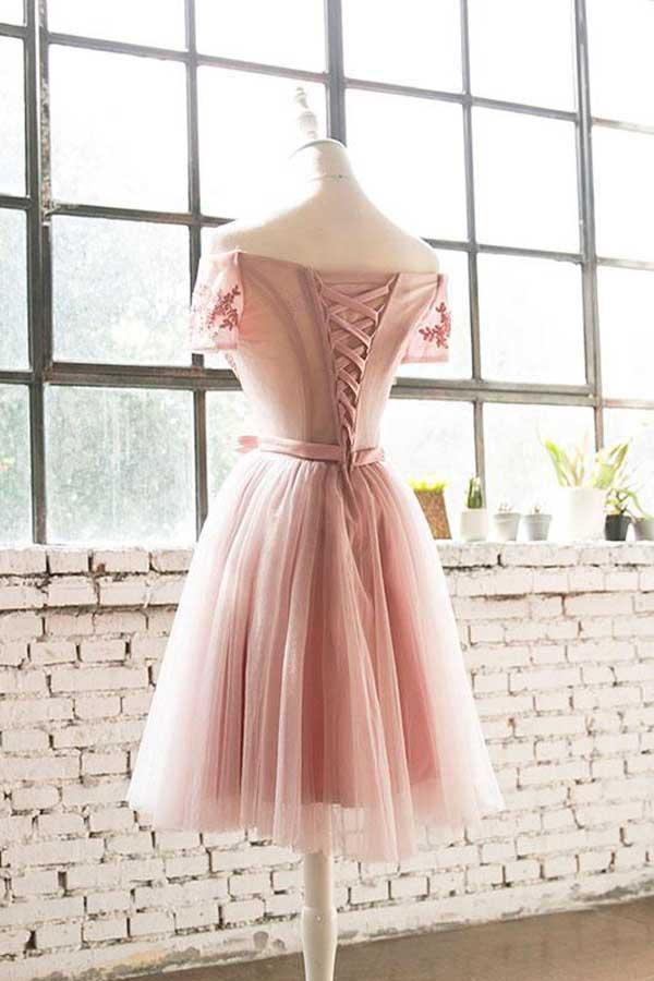 Vestido corto de tul con encaje rosa y hombros descubiertos para fiesta de bienvenida