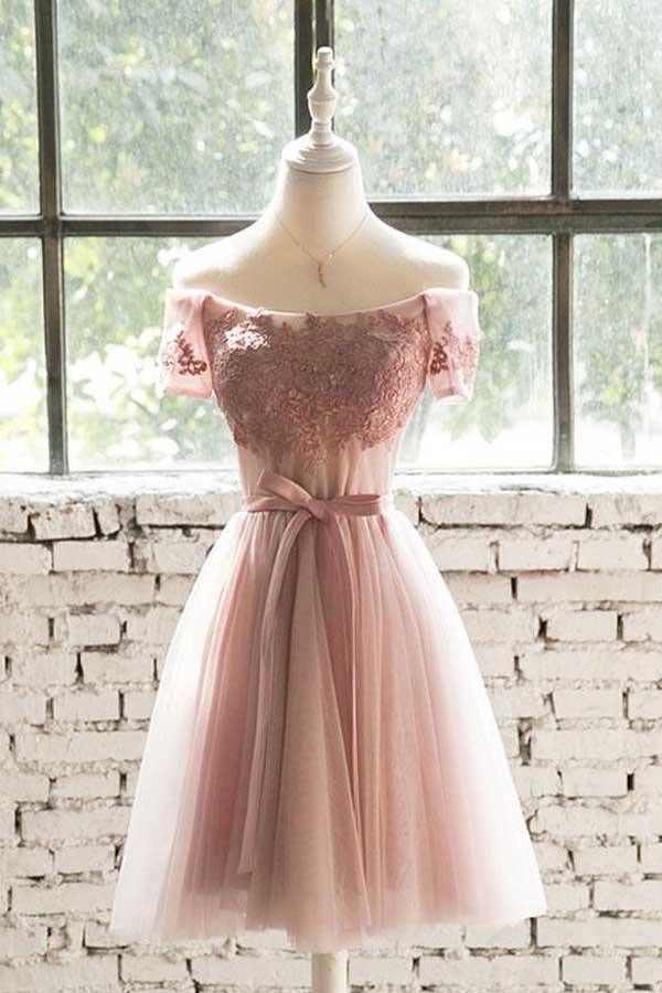 Vestido corto de tul con encaje rosa y hombros descubiertos para fiesta de bienvenida