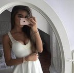 Vestido de fiesta corto con tirantes anchos y hombros descubiertos en rojo para regreso a casa