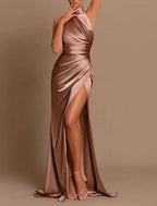 Meerjungfrauenkleid Abendkleid High Split Kleid Neckholder Weihnachten Rot Grün Kleid Hochzeit Sweep / Brush Train Ärmelloses Brautjungfernkleid Satin mit Falten