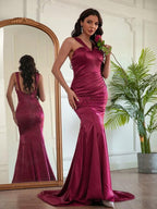 Vestidos de corte tubo/columna de satén tipo seda, fruncidos, halter, sin mangas y con cola larga