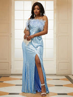 Vestidos de corte tubo/columna con lentejuelas, plumas/piel, sin tirantes, sin mangas y con cola larga