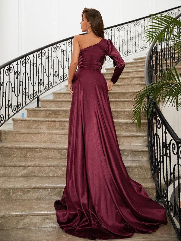 Vestidos de satén elástico, con un solo hombro, fruncidos, mangas largas y cola larga.