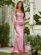 Vestidos de dama de honor con corte tubo/columna, satén tipo seda, fruncido, hombros descubiertos, sin mangas, con cola larga