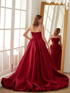 Vestidos de satén con tirantes finos fruncidos, sin mangas y cola capilla, con corte tubo/columna