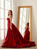 Vestidos de satén con tirantes finos fruncidos, sin mangas y cola capilla, con corte tubo/columna