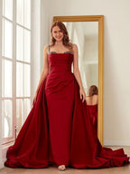 Vestidos de satén con tirantes finos fruncidos, sin mangas y cola capilla, con corte tubo/columna