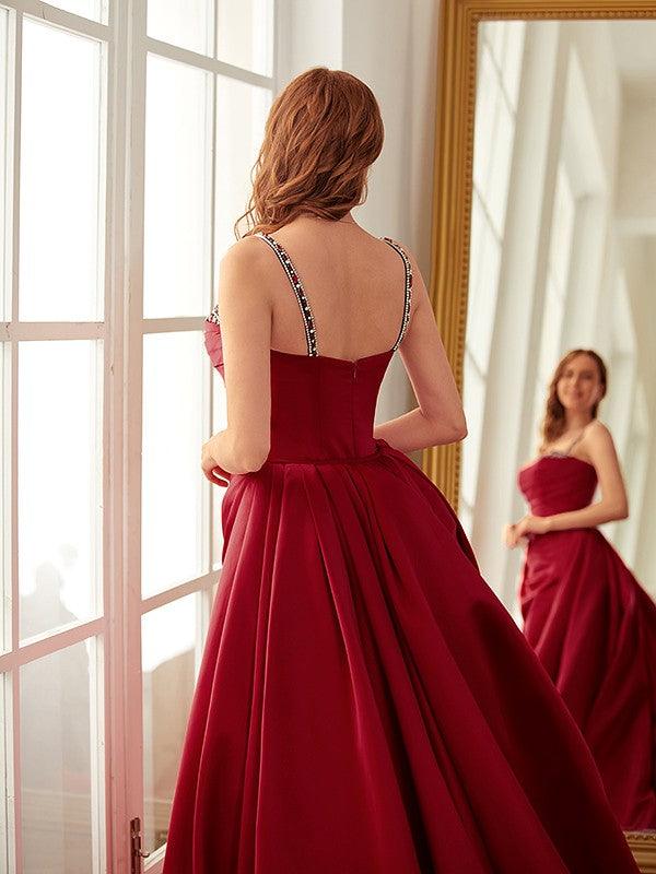 Vestidos de satén con tirantes finos fruncidos, sin mangas y cola capilla, con corte tubo/columna