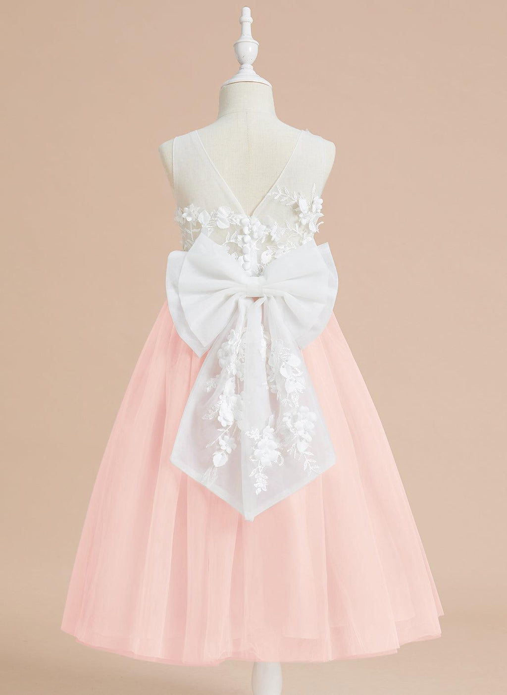 Wadenlanges Kleid aus floraler Spitze mit großer Schleife 